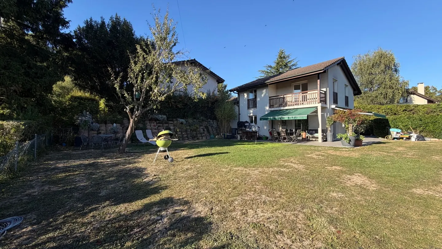 Friedliche Familienvilla mit Garten - Foto 1 von 12