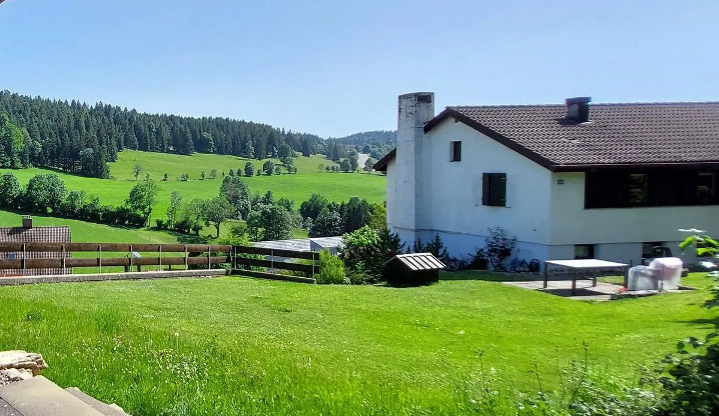 Bella villa indipendente con due appartamenti separati e due garage - Foto 3 di 13