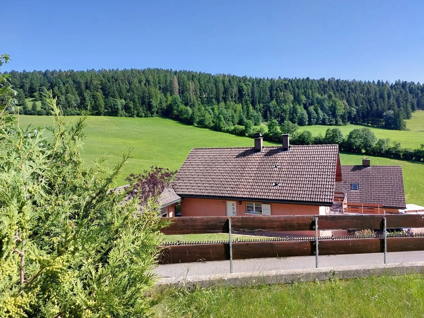 Bella villa indipendente con due appartamenti separati e due garage - Foto 4 di 13