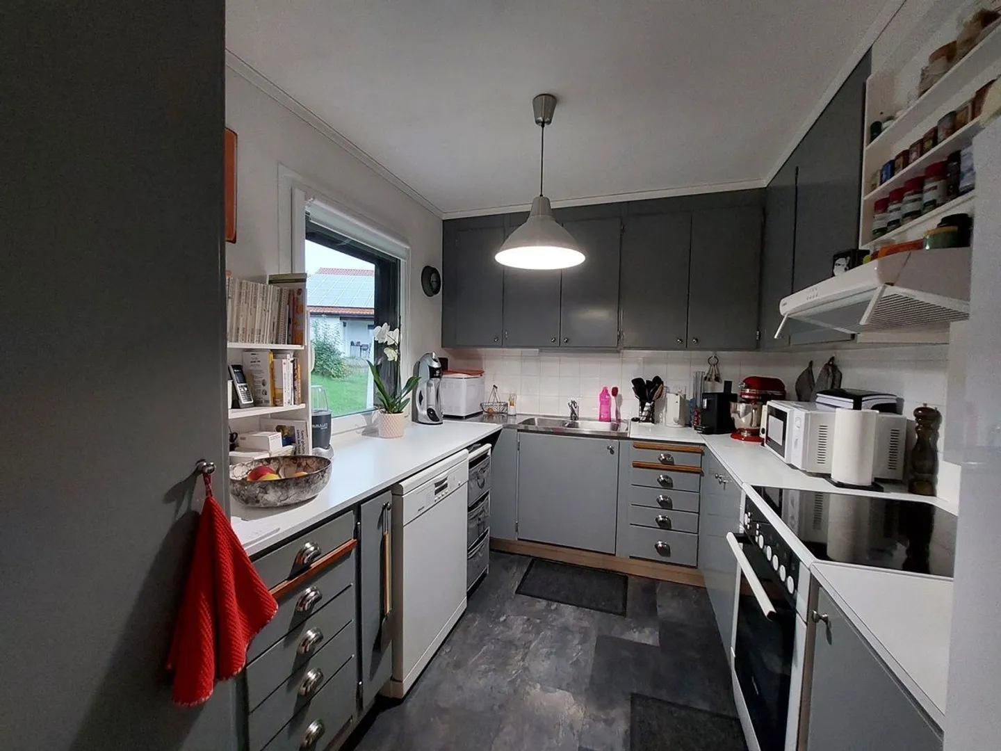 Bella villa indipendente con due appartamenti separati e due garage - Foto 7 di 13