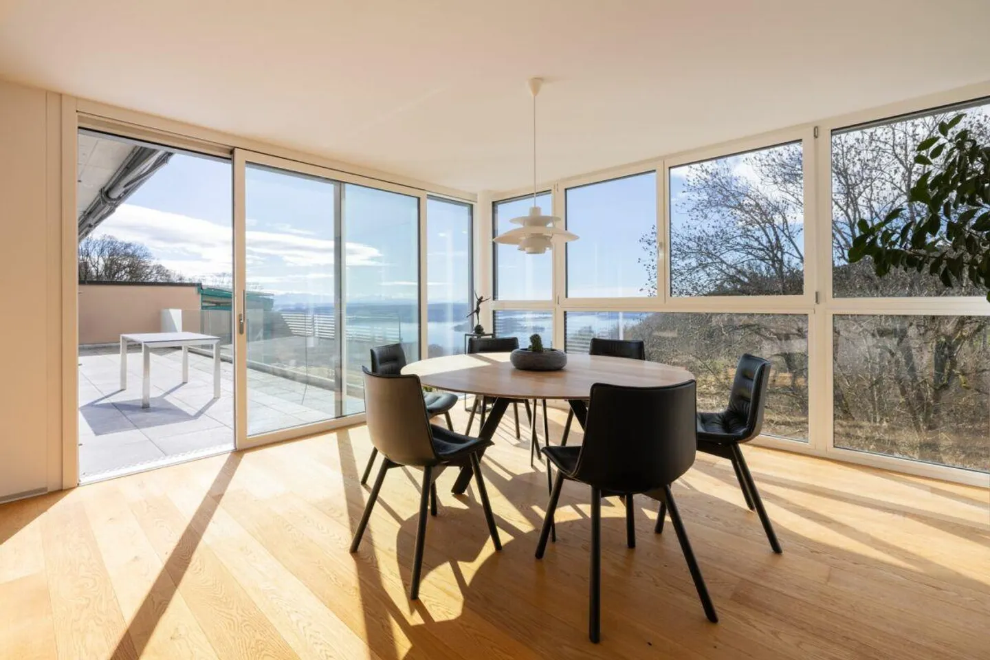 Appartement penthouse exclusif dans un emplacement privilégié avec vue imprenable sur la montagne et le lac... - Photo 4 sur 13