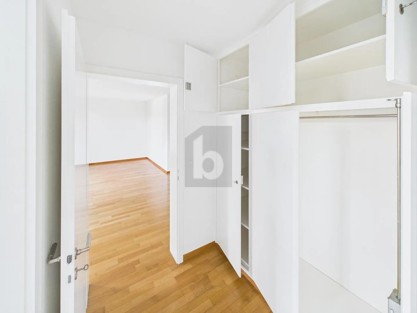 BRIGHT APARTMENT WITH NEW KITCHEN AND PRIVATE GARDEN SEATING - Photo 5 of 6