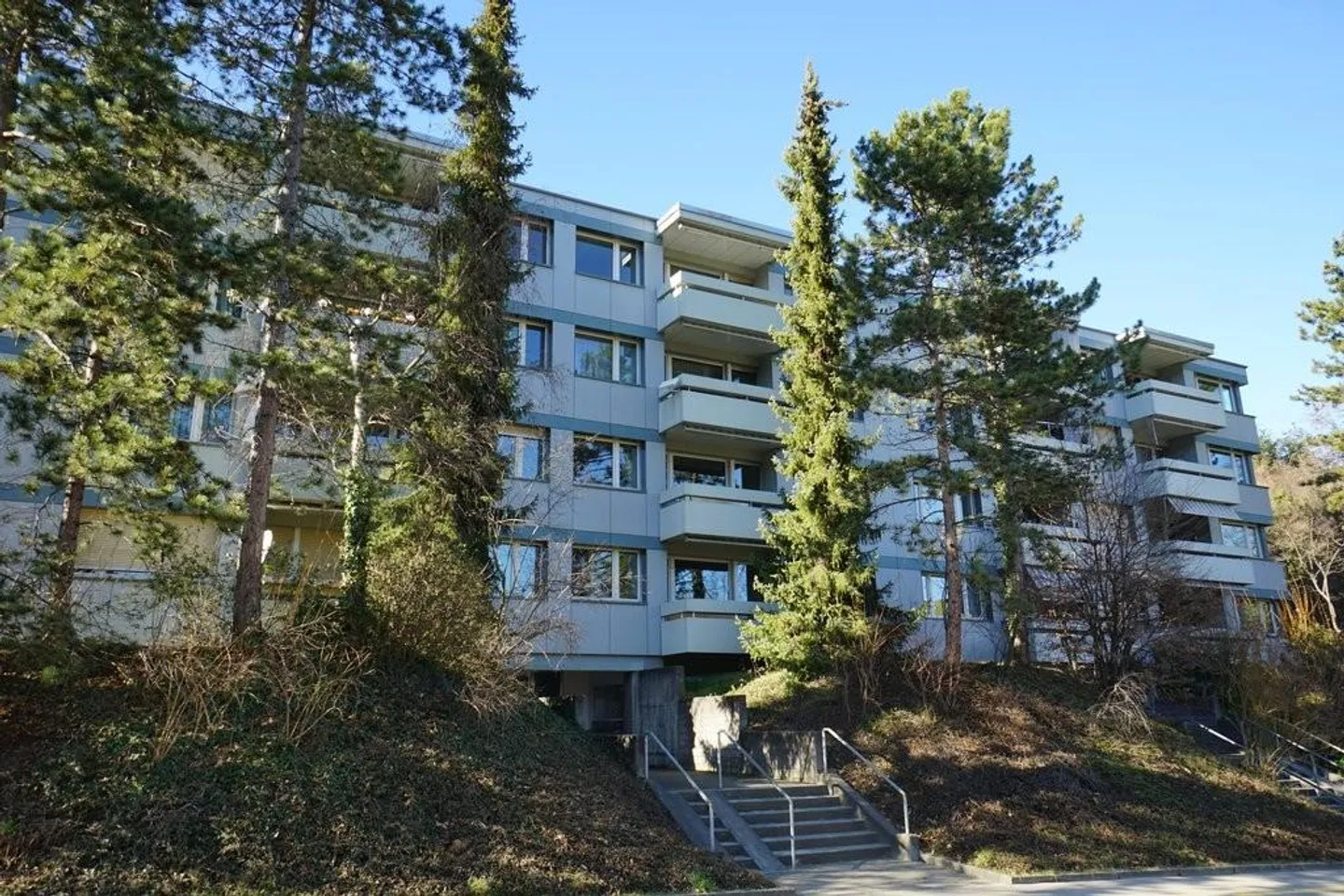 Appartement moderne de 2 pièces dans un emplacement peu familial à Aesch - Photo 1 sur 8