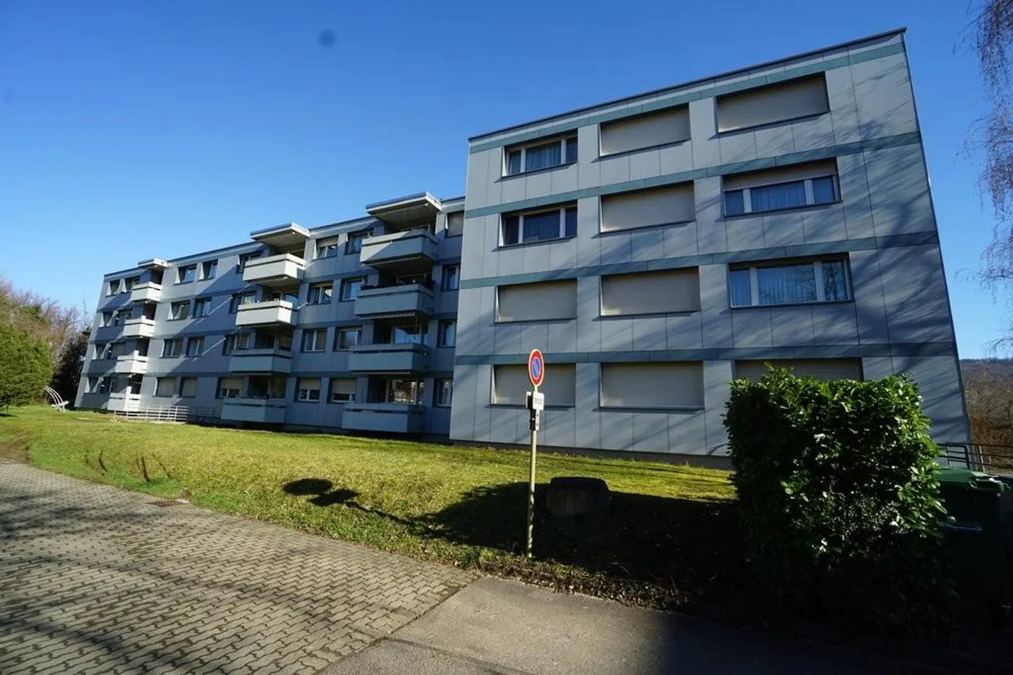 Appartement moderne de 2 pièces dans un emplacement peu familial à Aesch - Photo 2 sur 8