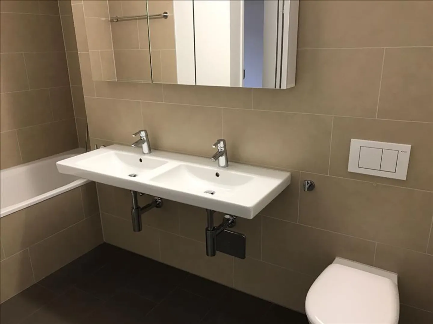 RENT WITHOUT DEPOSIT - Spacious and modern living! - Photo 3 of 7