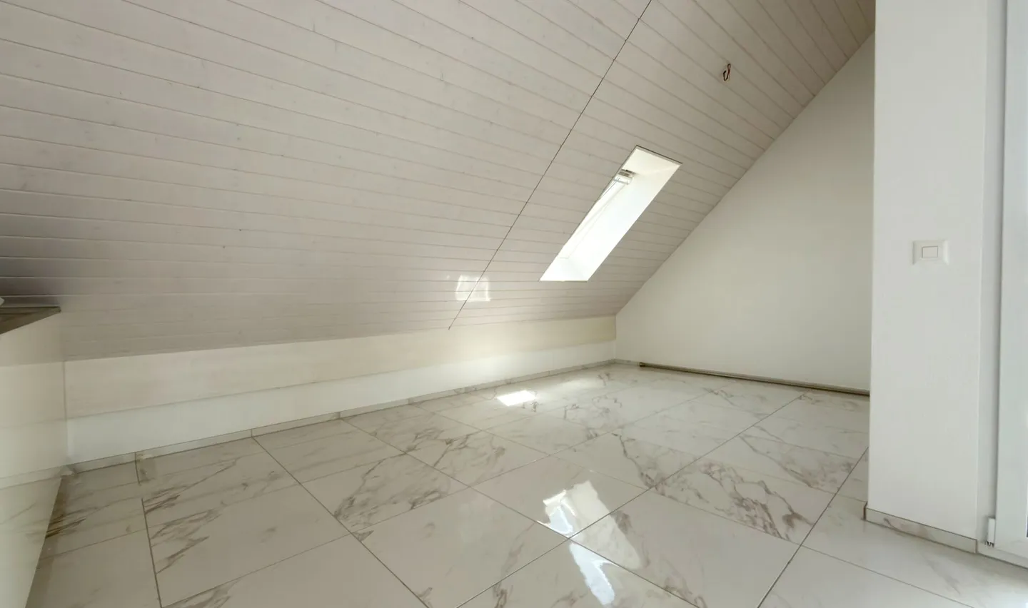 Moderne Dachwohnung mit Klimaanlage - Foto 4 von 10