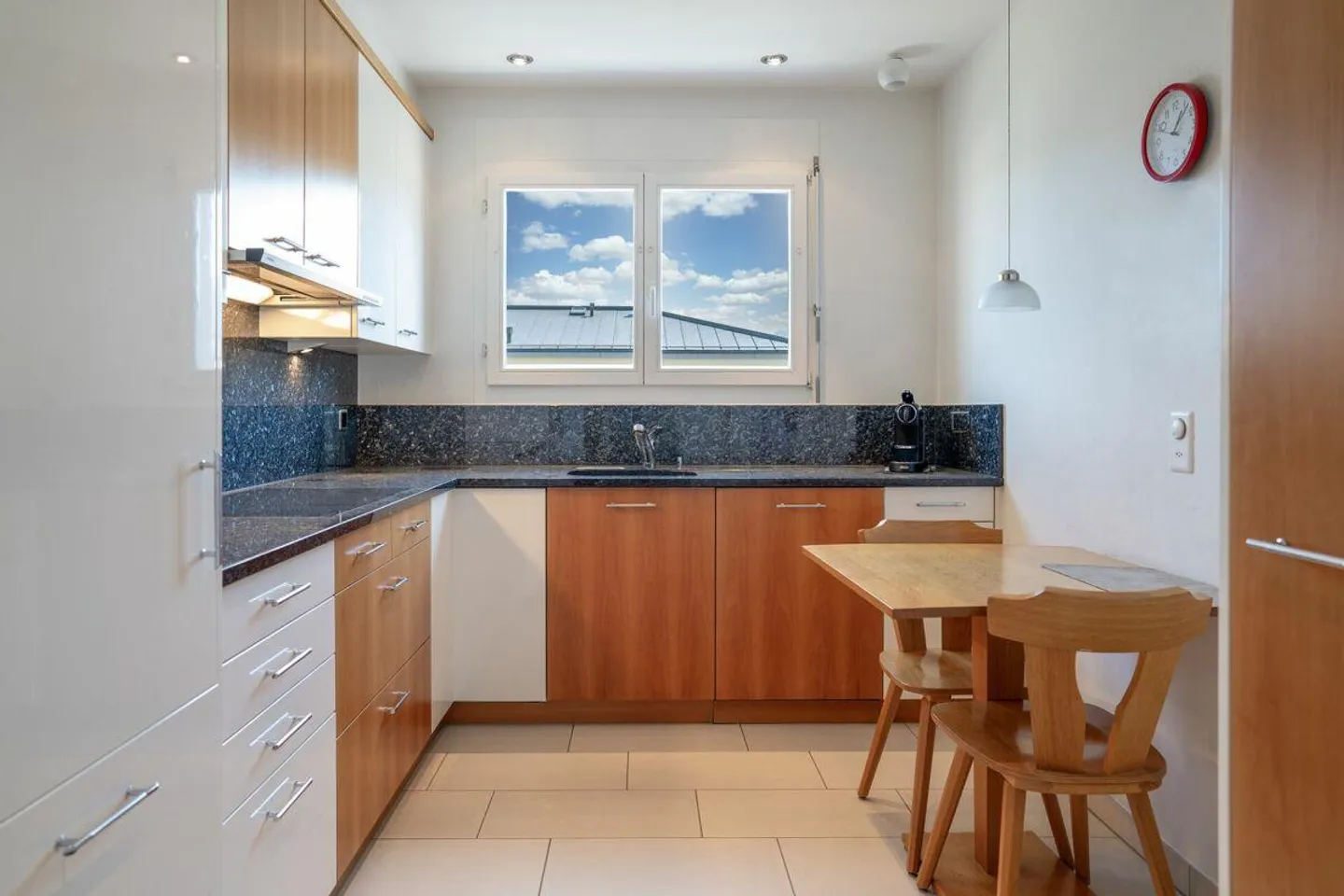 Spacious 5.5 Room Penthouse Apartment - Photo 5 of 19