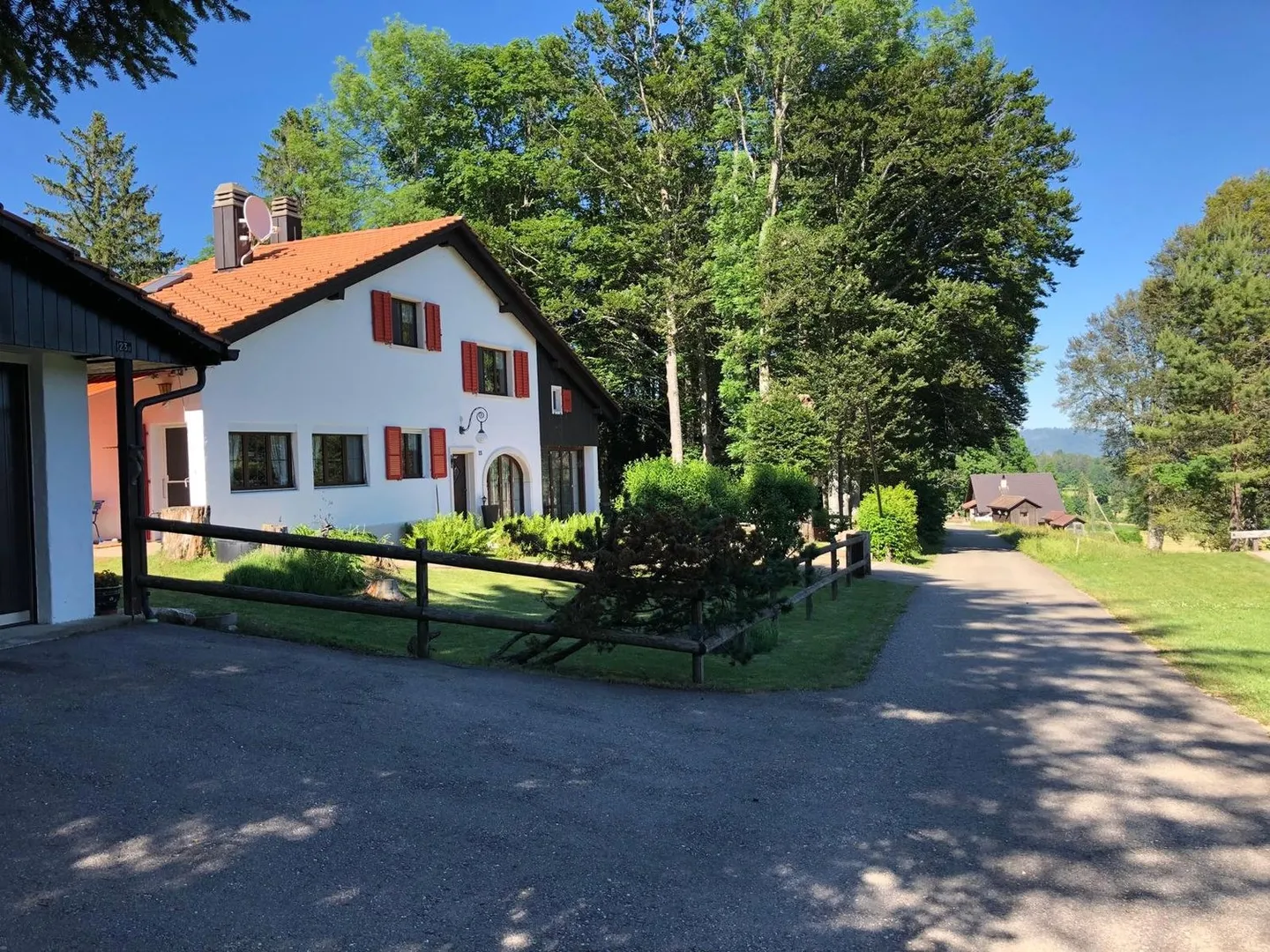 Belle maison individuelle avec 7 pièces dans la Montagne de Moutier (1130m) - Photo 3 sur 64