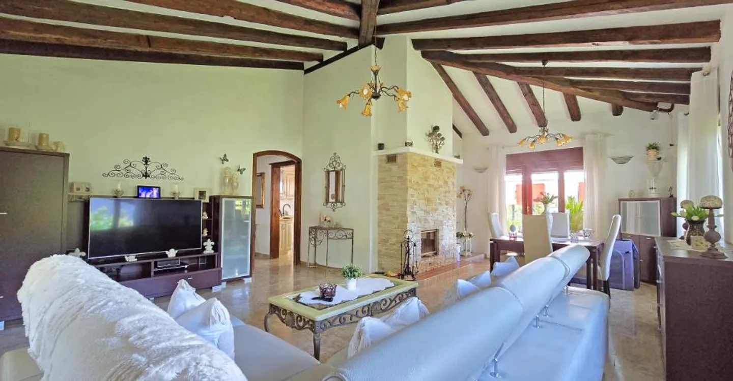Large individual villa - Photo 2 of 9