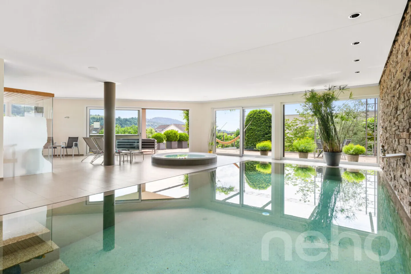 Exklusive Villa mit Wellnessbereich und Panorama-Aussicht - Foto 3 von 12