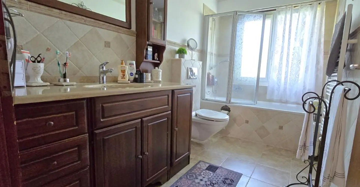 Large individual villa - Photo 6 of 9
