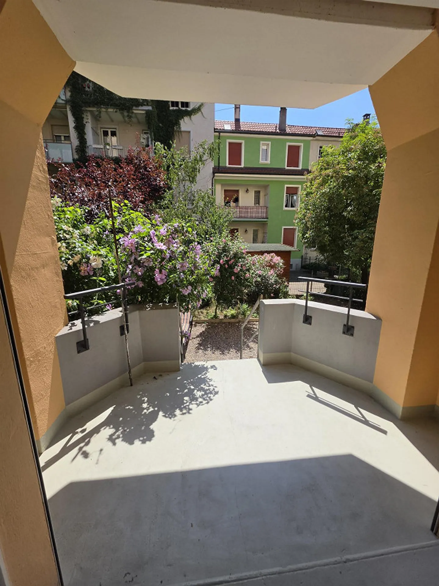 Charming 3-room apartment with garden in a well-maintained Basel Burckhardt house - Photo 2 of 7