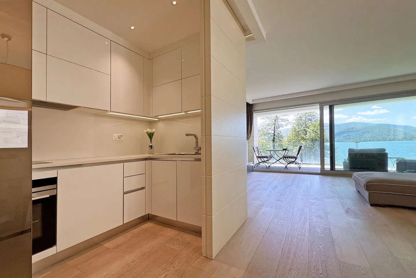 STUPENDO E MODERNO APPARTAMENTO DI 4,5 LOCALI CON TERRAZZA E VISTA LAGO A MUZZANO - Foto 4 di 9