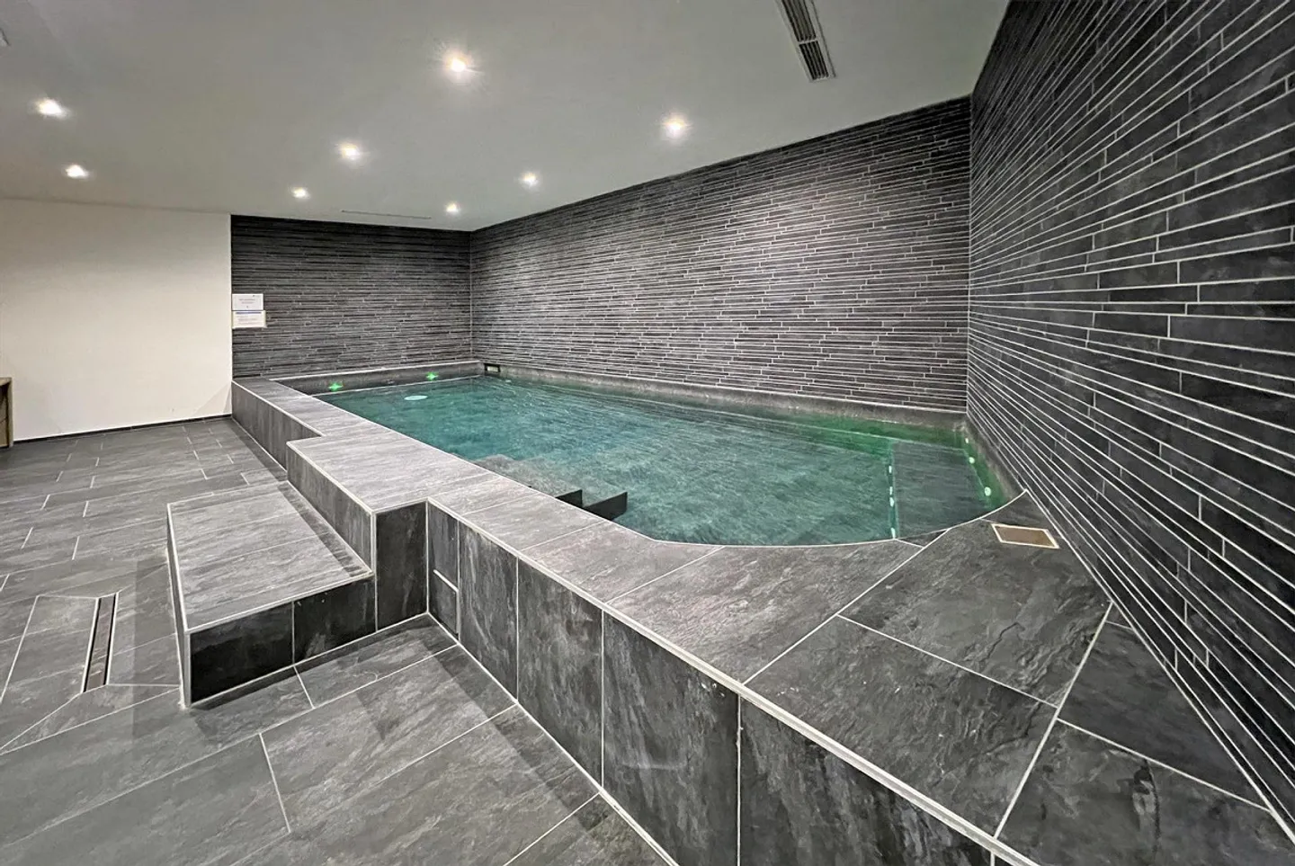 STUPENDO E MODERNO APPARTAMENTO DI 4,5 LOCALI CON TERRAZZA E VISTA LAGO A MUZZANO - Foto 8 di 9