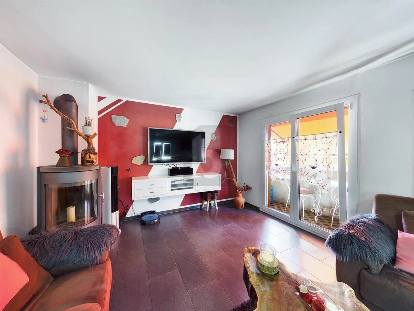 AU MILIEU DU VILLAGE, BEAUCOUP D'ESPACE ET DE POTENTIEL - Photo 1 sur 6