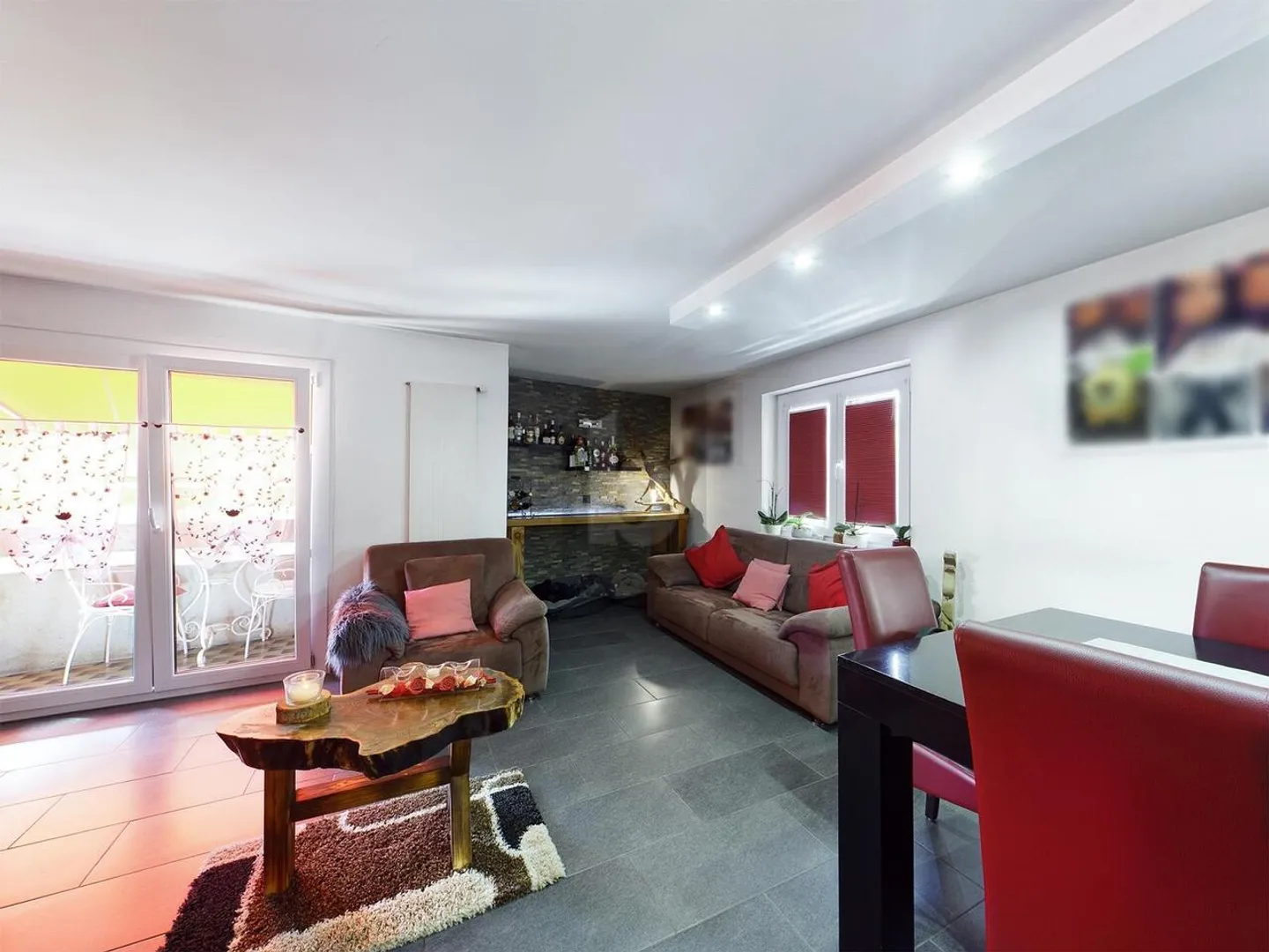 AU MILIEU DU VILLAGE, BEAUCOUP D'ESPACE ET DE POTENTIEL - Photo 3 sur 6