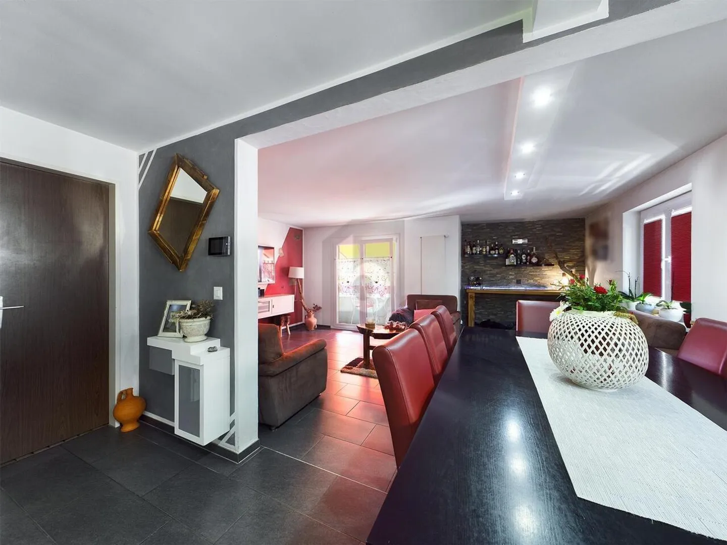 AU MILIEU DU VILLAGE, BEAUCOUP D'ESPACE ET DE POTENTIEL - Photo 4 sur 6