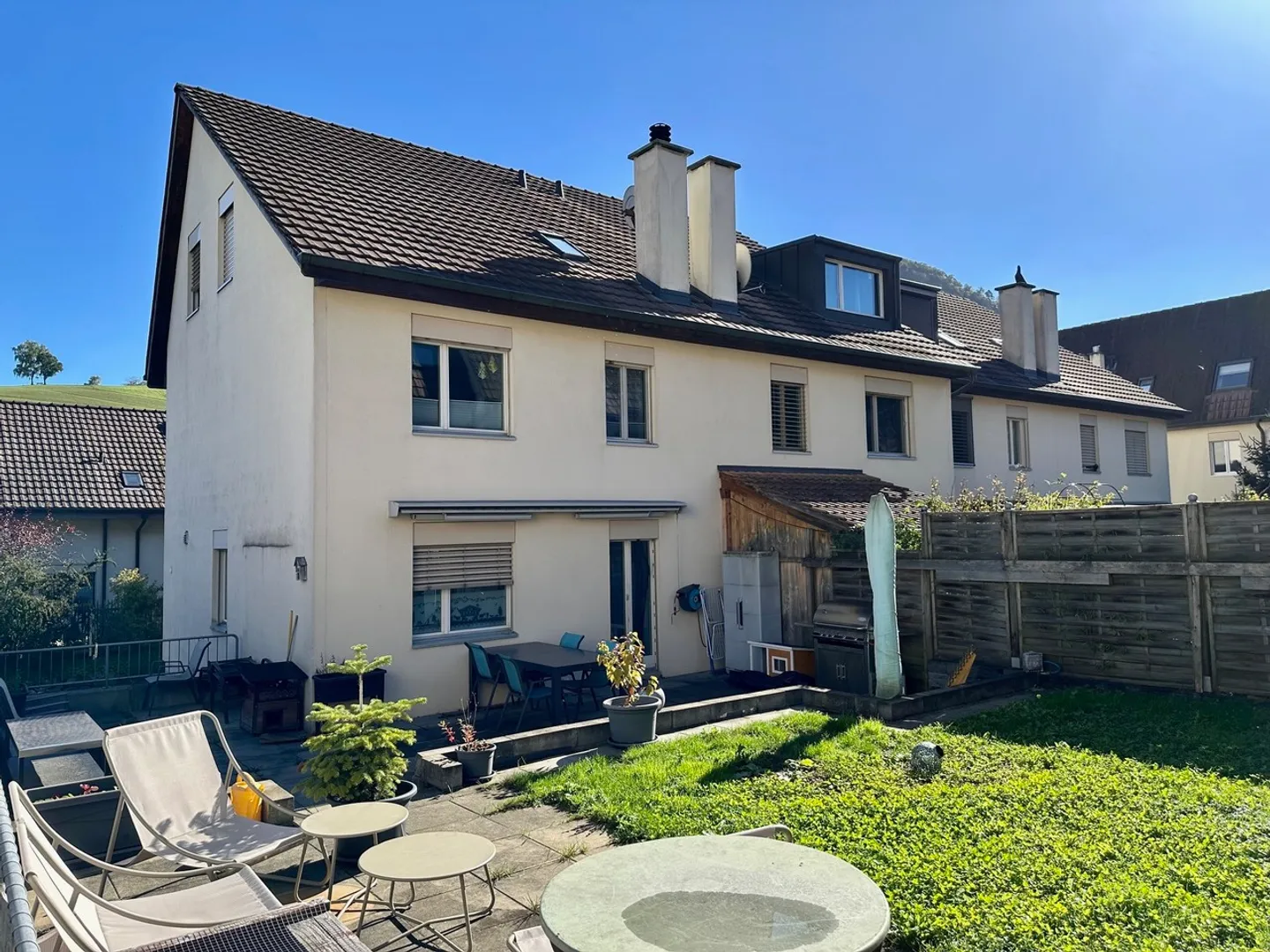 Charmantes Eck-Einfamilienhaus mit Garten und Doppelgarage - Foto 2 von 19