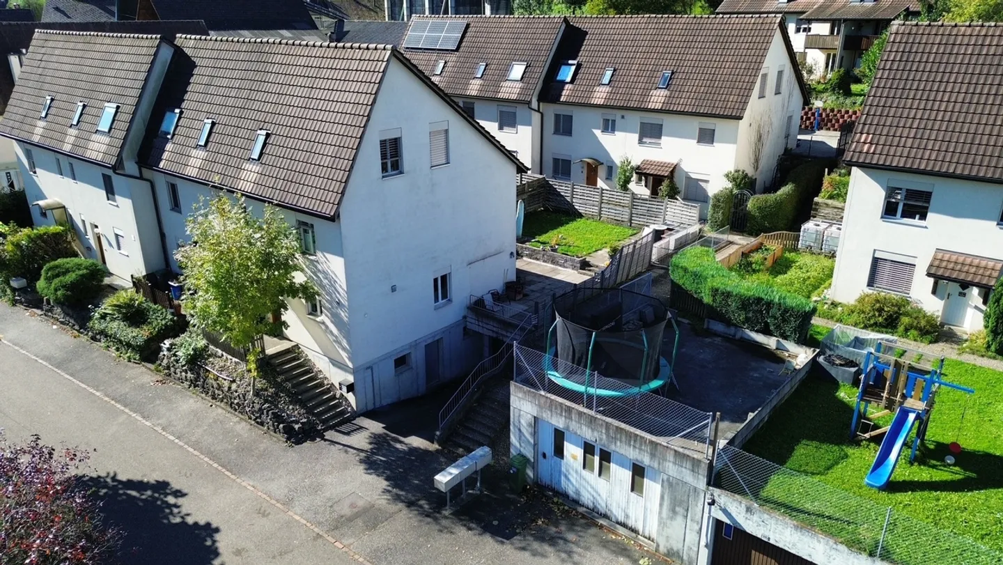 Charmantes Eck-Einfamilienhaus mit Garten und Doppelgarage - Foto 3 von 19
