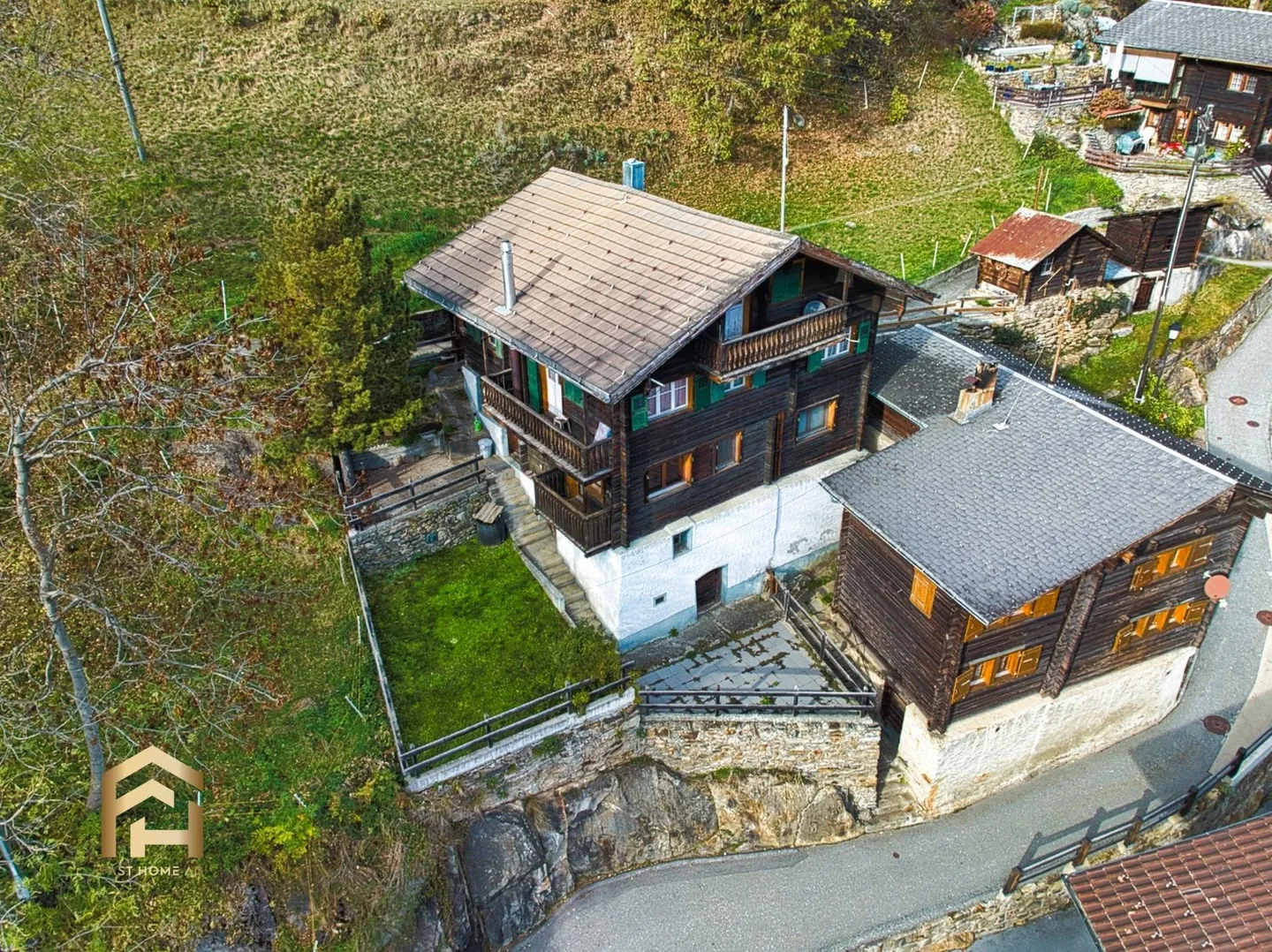 Une maison historique avec 3 appartements à Bitsch - Photo 1 sur 13
