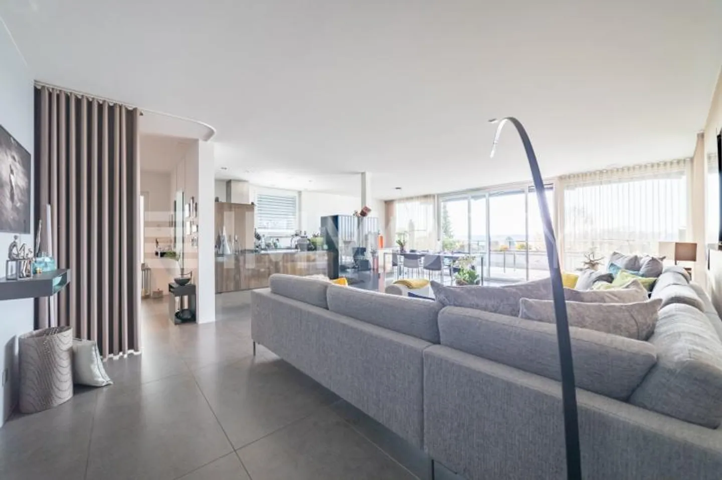 Exklusive Terrassenwohnung in Gampelen - Foto 2 von 5