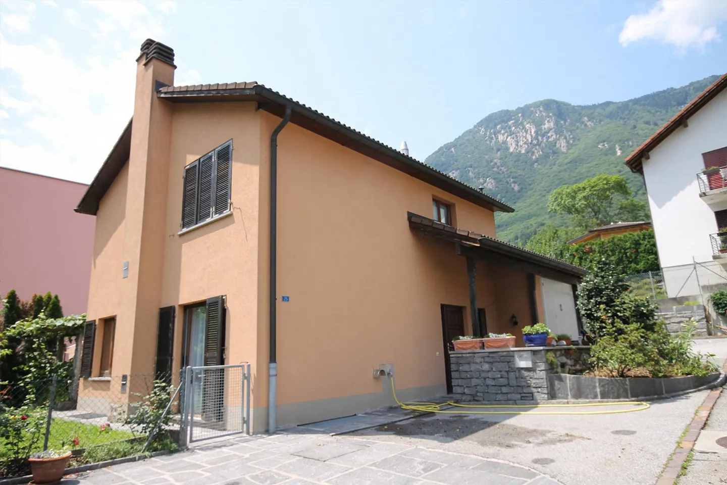 Incantevole Casa Familiare a Lumino - Foto 1 di 13