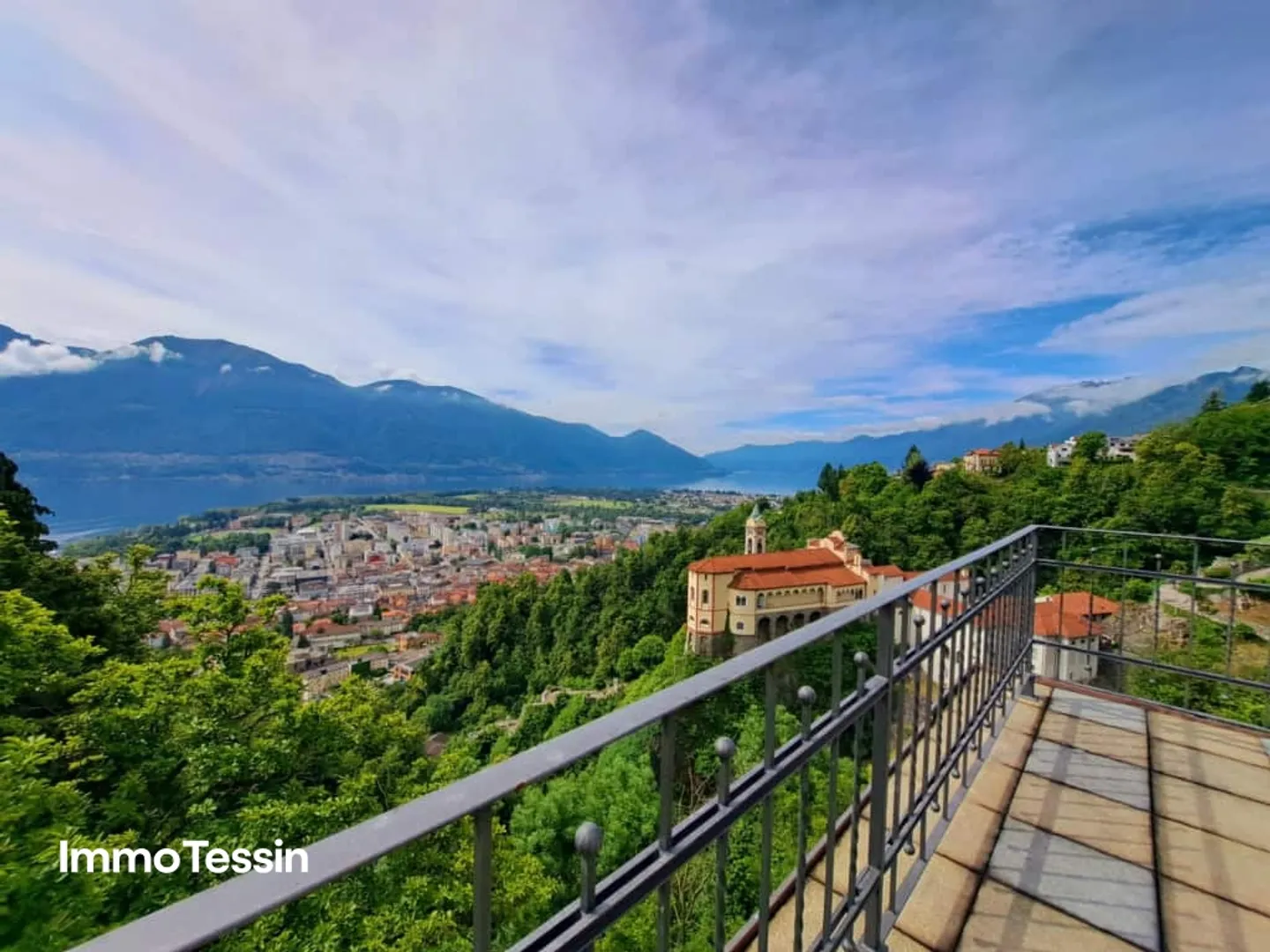 UNIQUE: The Castle of Orselina, unique property in a prime location with breathtaking lake views over Lake Maggiore - Photo 2 of 13