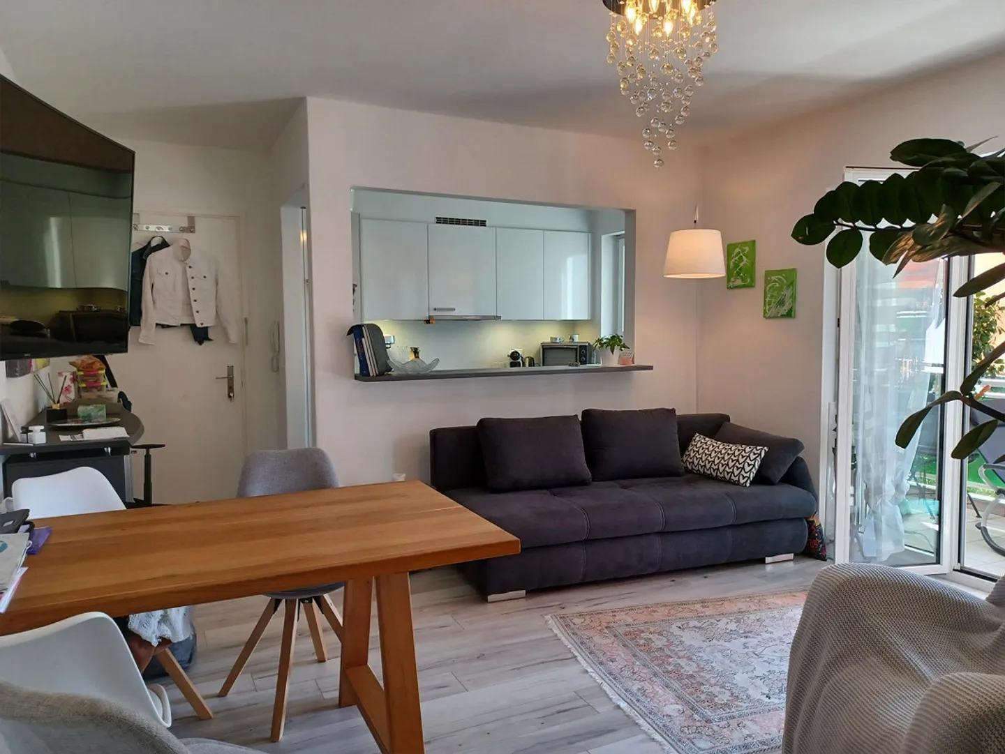 Beautiful renovated apartment - Photo 2 of 5