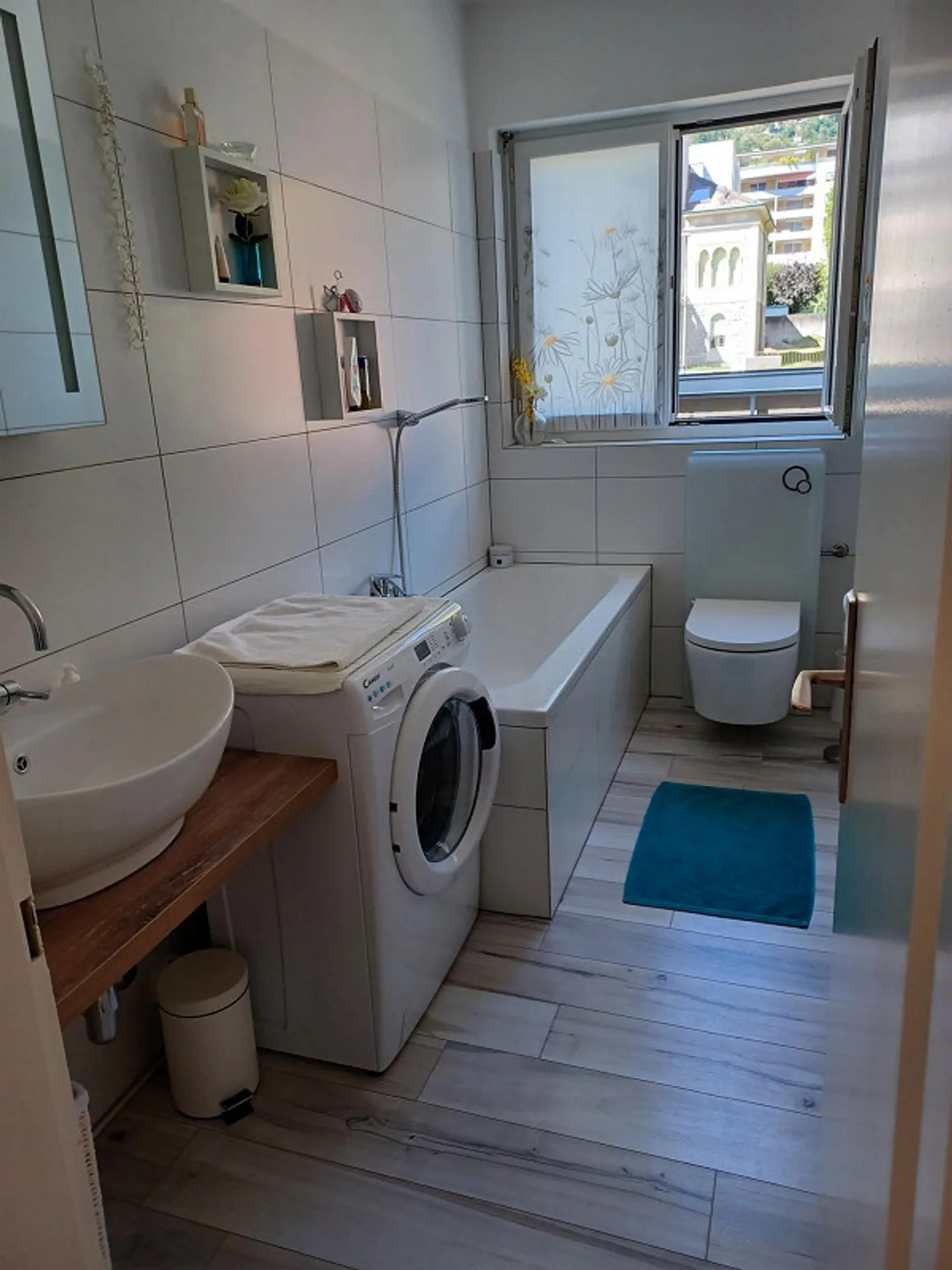 Beautiful renovated apartment - Photo 3 of 5