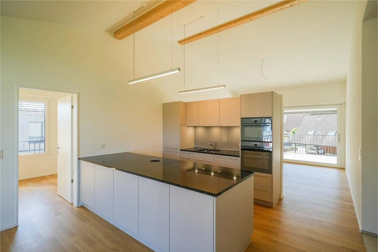 Vivere in modo sostenibile e centrale: Un altro attico di 4,5 stanze pronto per essere abitato - Foto 5 di 13