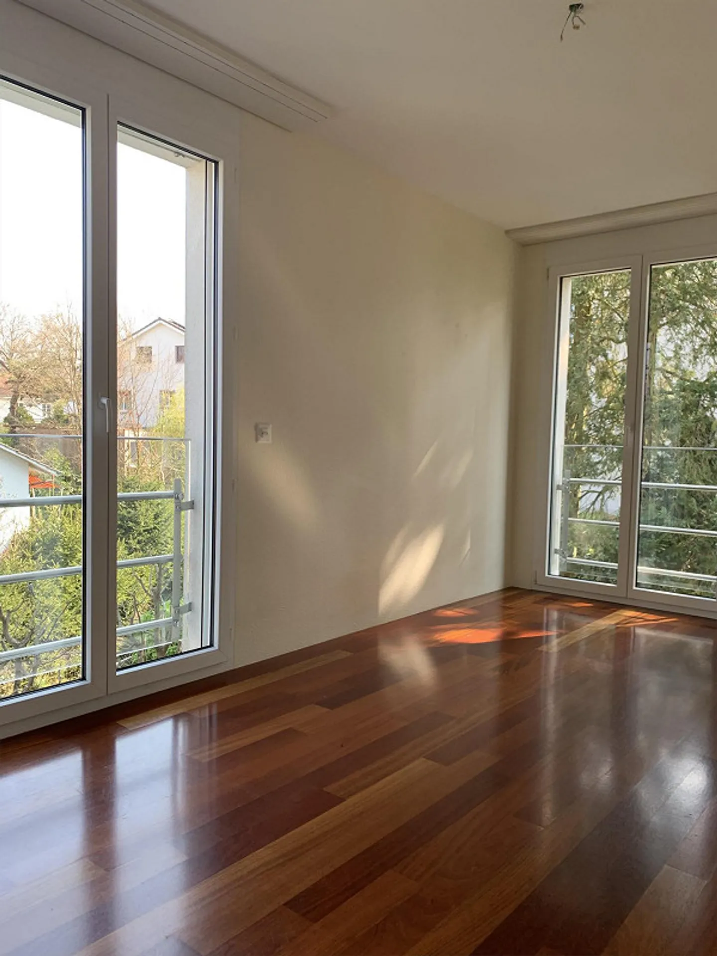 4.5-room apartment with two seating areas and garden on the Bruderholz - Photo 2 of 8