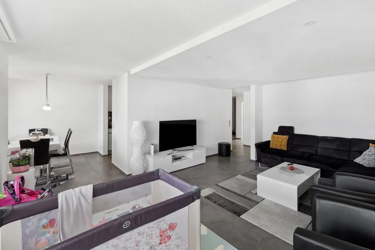 Zentrales Apartment mit Balkon - Foto 1 von 8