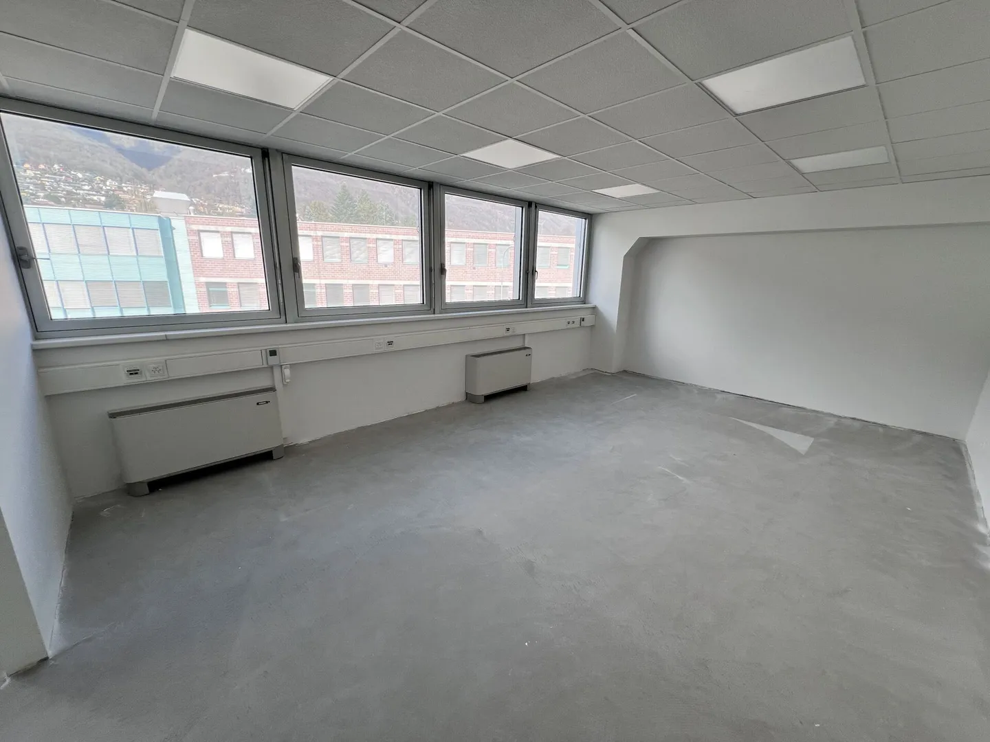 Bureau près de la sortie d'autoroute de Lugano Nord - Photo 2 sur 4