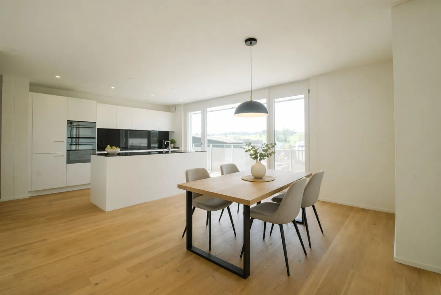 Modern 3.5-room apartment with south balcony, mountain view & garage - Photo 2 of 14