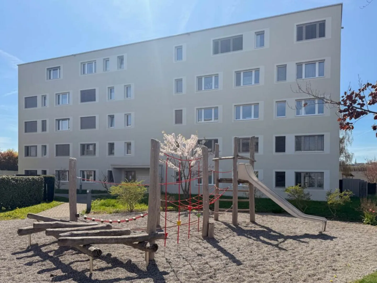 Modern 3.5-room apartment with south balcony, mountain view & garage - Photo 10 of 14