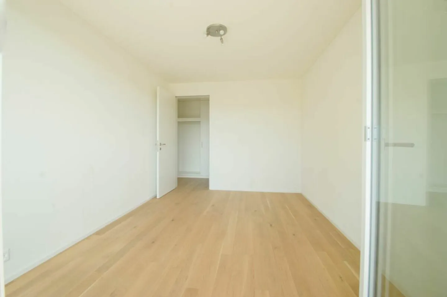 Modern 3.5-room apartment with south balcony, mountain view & garage - Photo 12 of 14