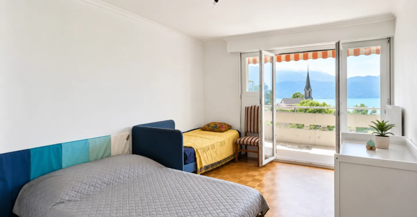 Spacious 4.5-room apartment with panoramic view of the lake and mountains - Photo 3 of 10