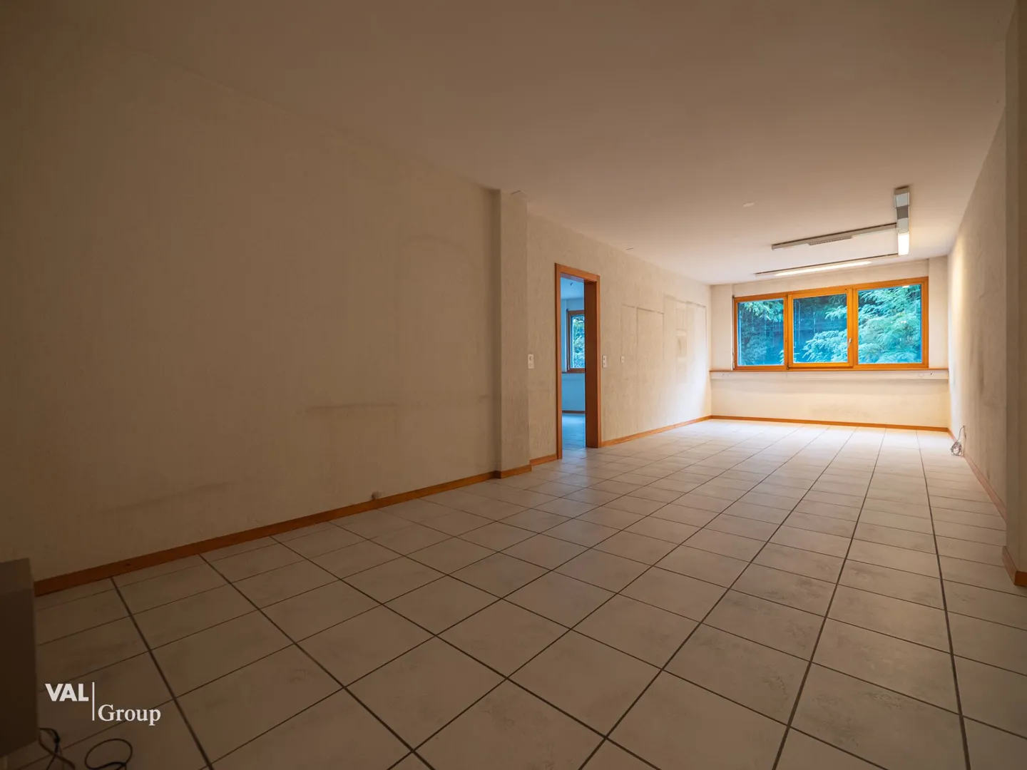 Office for Rent in Sierre - Ideal Location with 137 m² - Photo 2 of 6