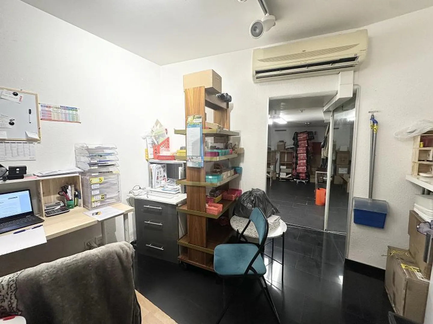 LARGE FOOT TRAFFIC IN A CENTRAL LOCATION - Photo 4 of 5