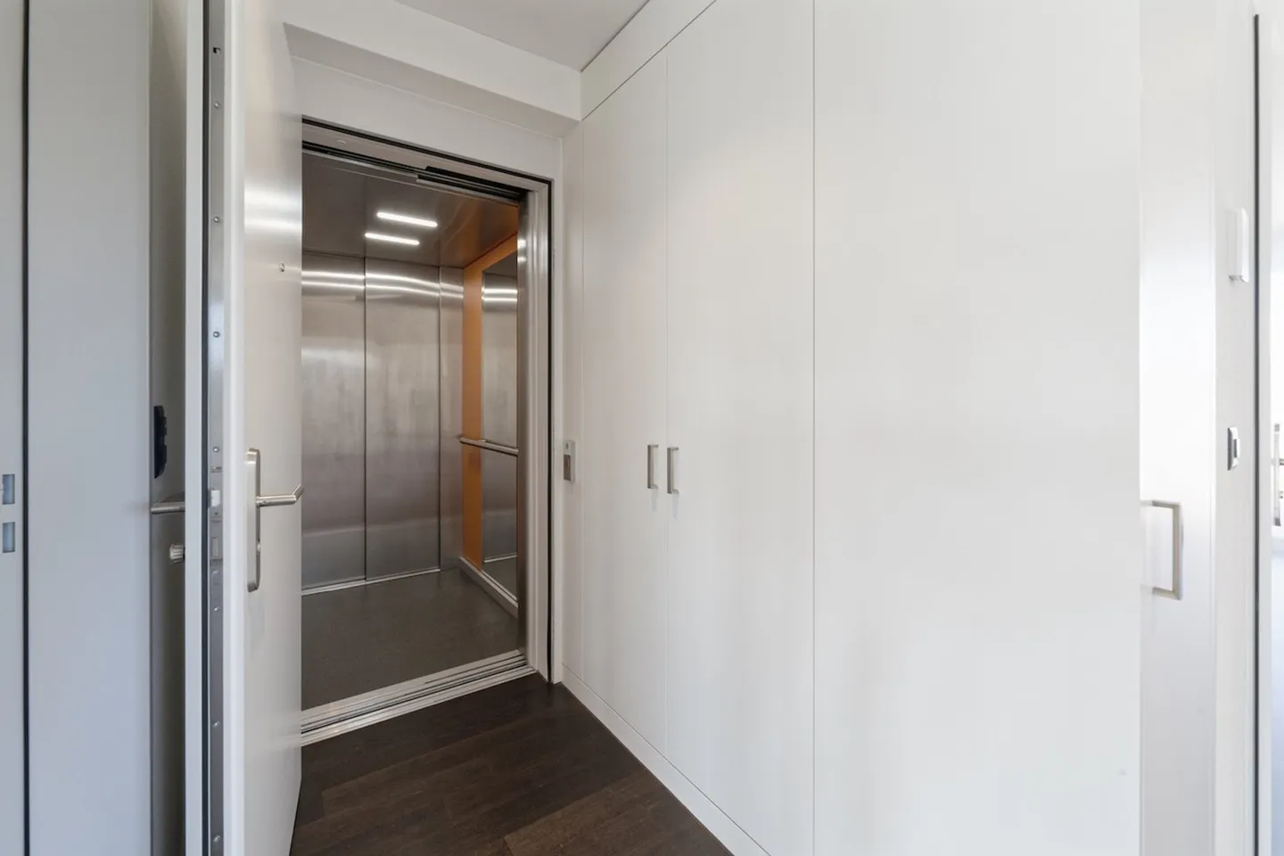 Moderno appartamento attico di 3,5 stanze con ampie terrazze e ascensore nell'appartamento - Foto 13 di 17