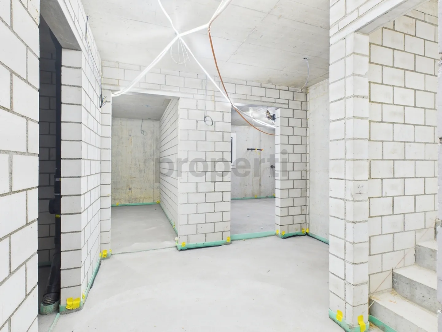 Esclusivo e Moderno: La tua nuova casa duplex con 6 stanze nell'attraente Widen - Foto 11 di 13