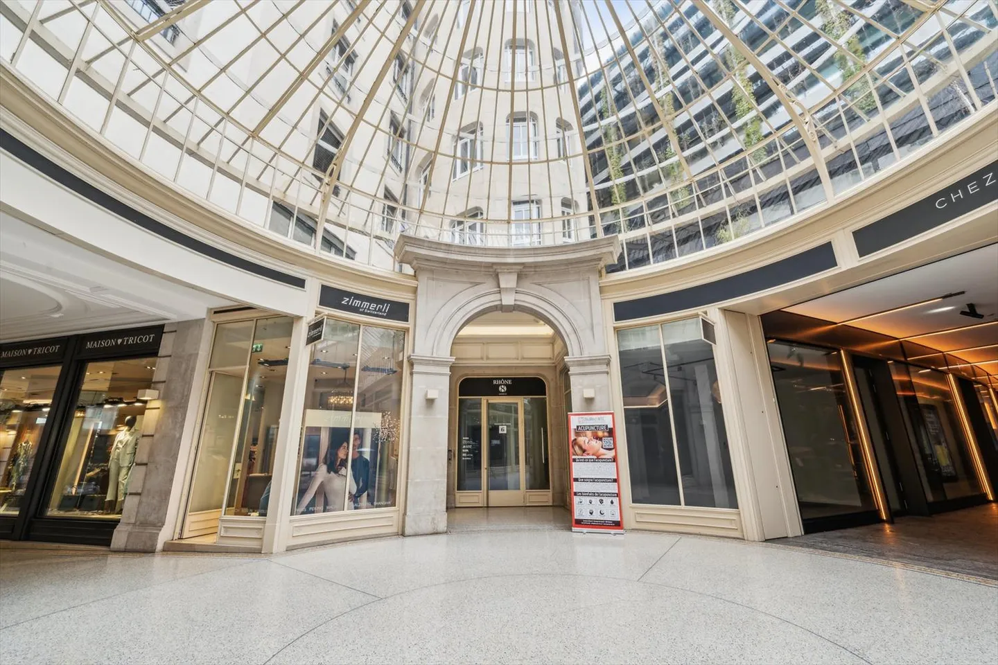 Surface de bureaux au centre ville de Genève, dans un immeuble de haut standing - Photo 2 sur 9