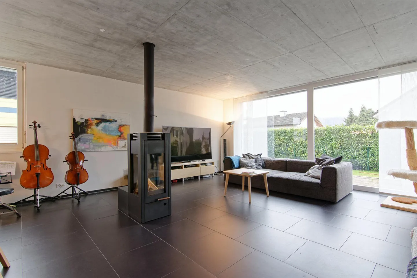 6.5-Room Bungalow with Double Garage - Photo 2 of 8