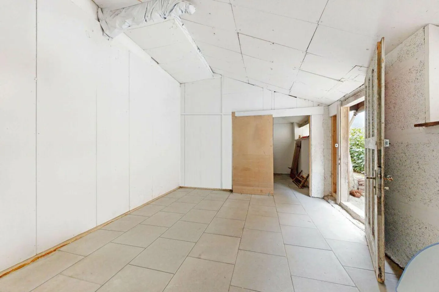 Ampia casa unifamiliare con area esterna versatile e parcheggio... - Foto 20 di 22