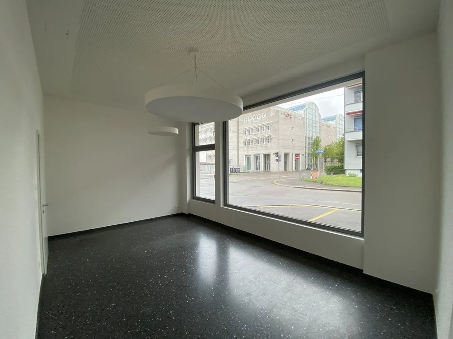 Spazio commerciale in posizione privilegiata nel centro di Oerlikon - Foto 3 di 9