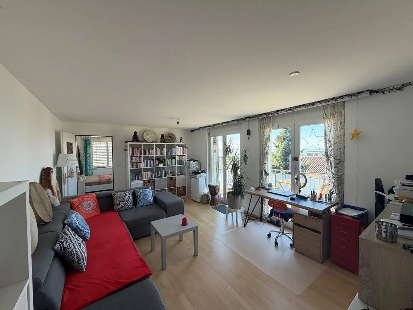 Bright apartment with lake view! - Photo 2 of 8