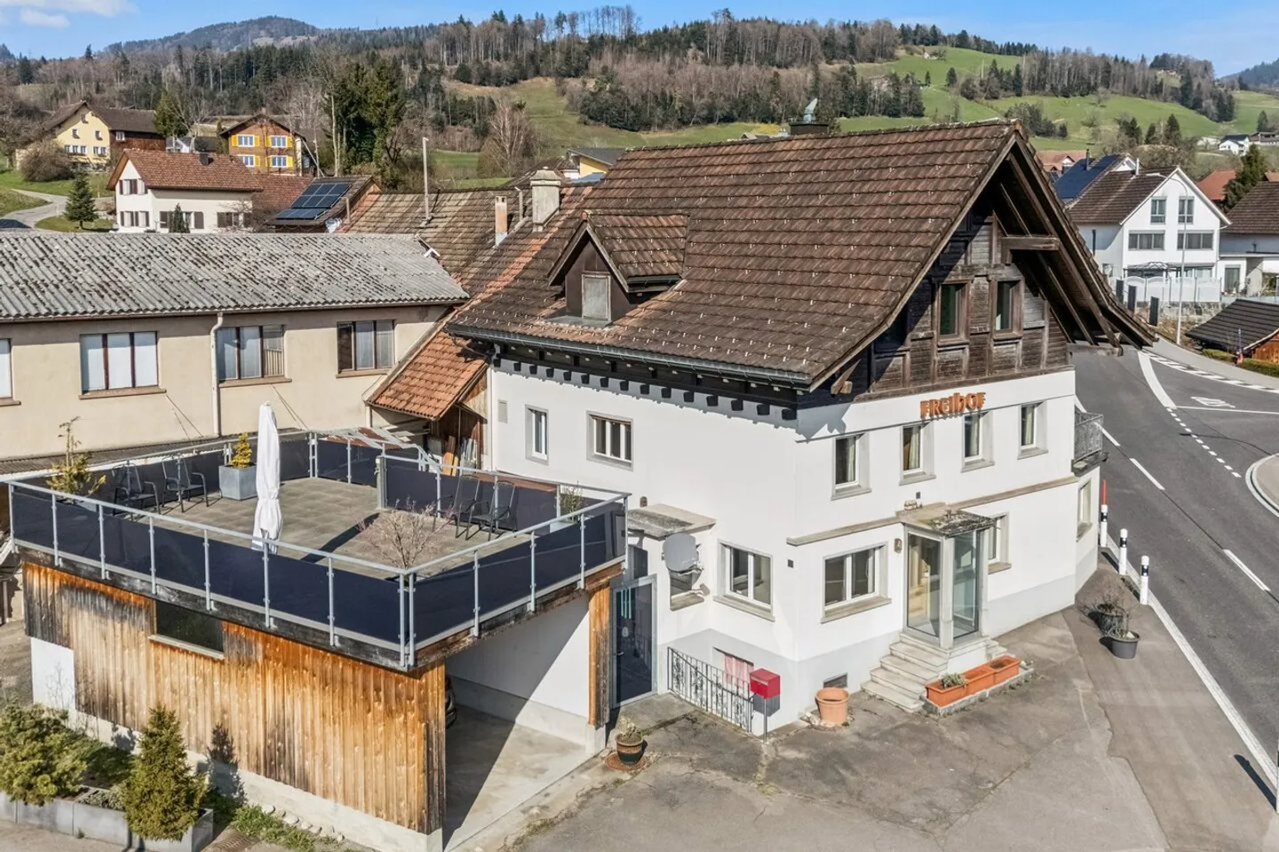Geräumiges Haus mit vielseitiger Nutzung - Foto 1 von 11