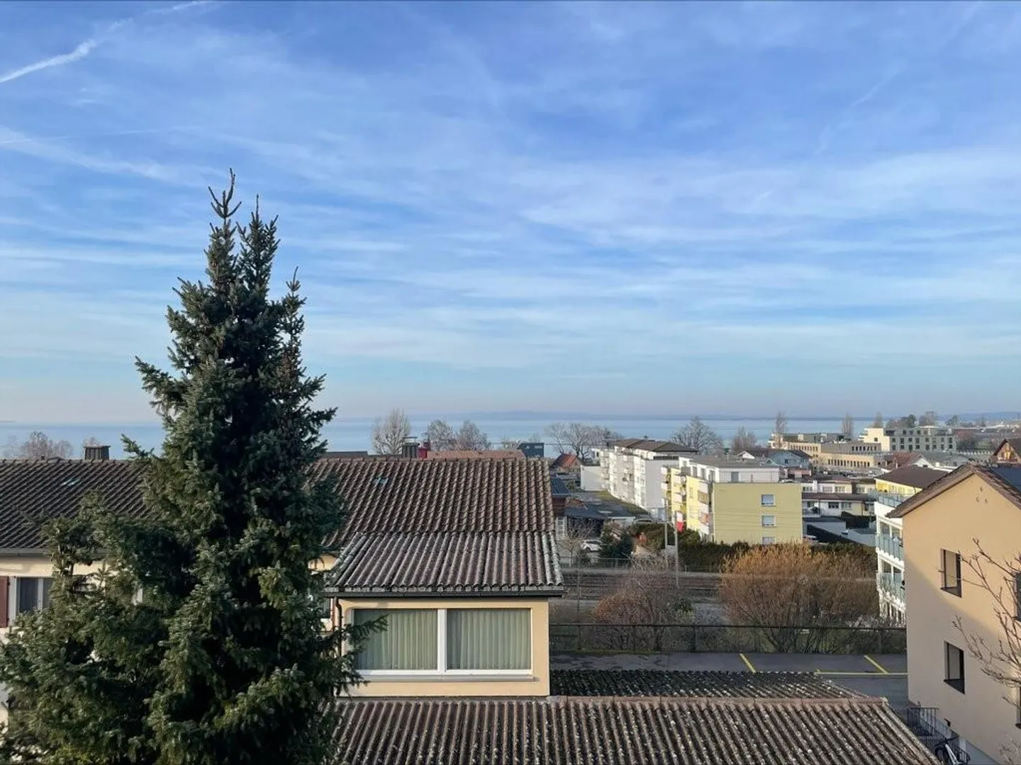 Bright apartment with lake view! - Photo 8 of 8