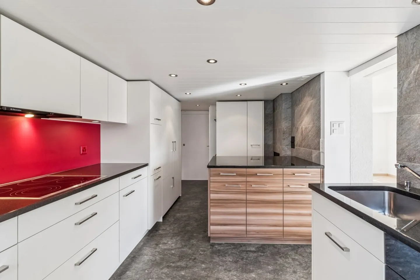 Geräumiges Haus mit vielseitiger Nutzung - Foto 3 von 11