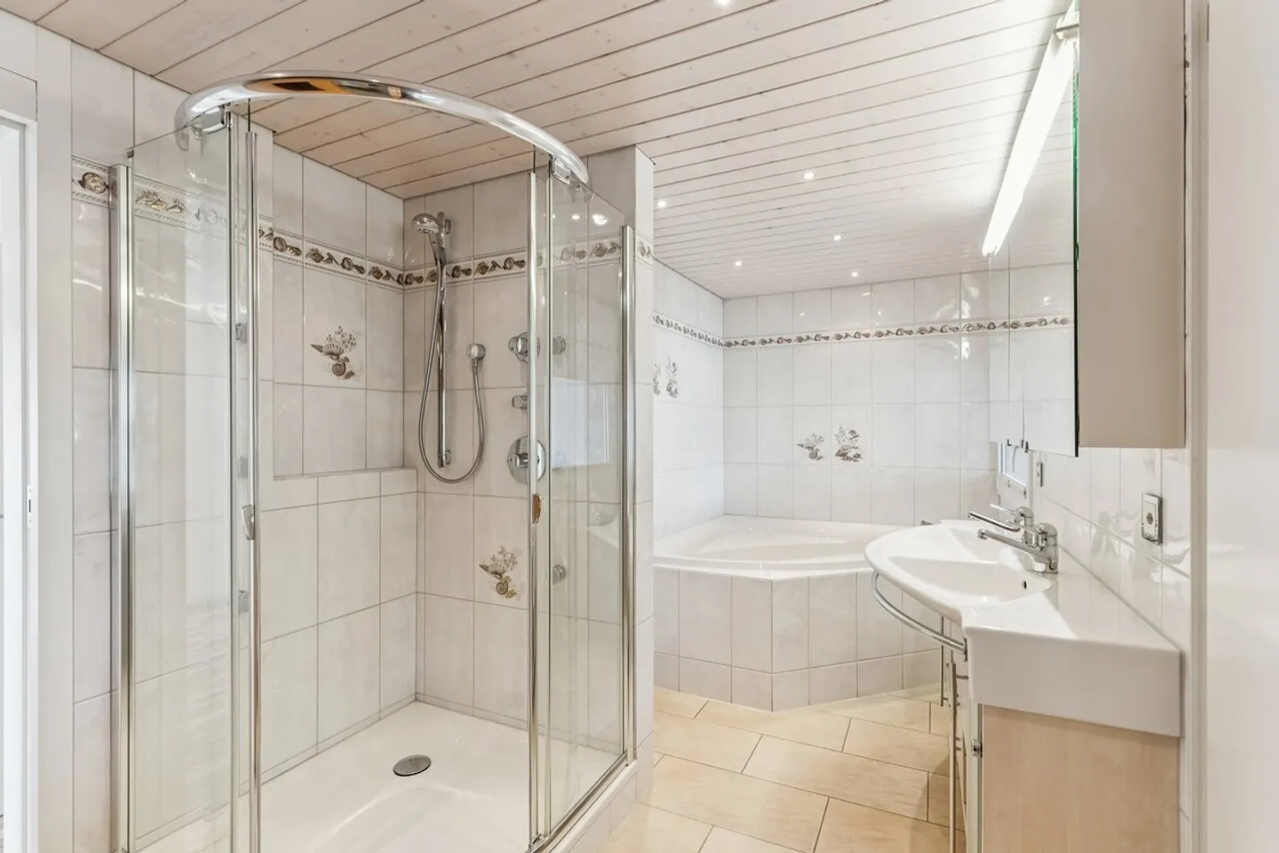 Geräumiges Haus mit vielseitiger Nutzung - Foto 9 von 11